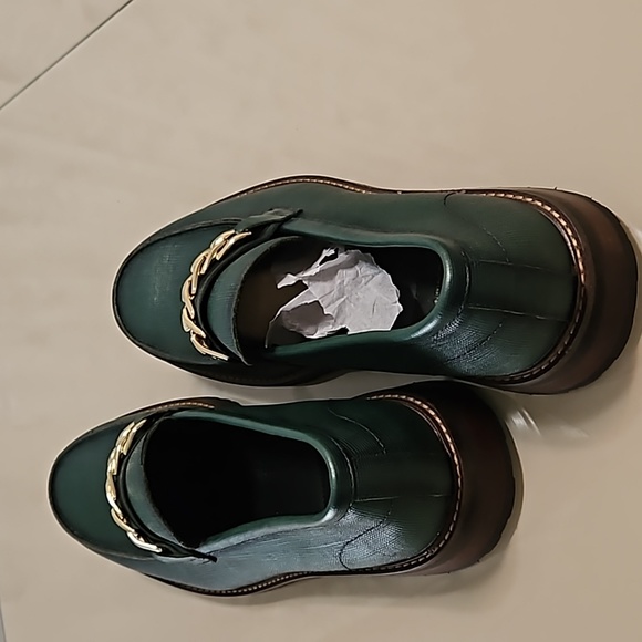 Size 13 green shoe - Picture 4 of 4